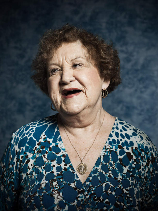 西方人,脸,头,脸颊,头发,一个人,笑,微笑,露齿笑,竖图,室内,特写,白天,正面,项链,欧洲,欧洲人,仅一个女性,仅一个人,服装,棕色,注视,休闲装,装饰品,衣服,饰品,首饰,观察,看,休闲,休闲服,摄影,服饰,仅一个老年女性,影棚,观看,耳坠,察看,关注,耳饰,老年女性,女人,女性,白种人,头部,卷发,脸部,脸蛋,面部,半身,彩图,影棚拍摄,拍摄,短发