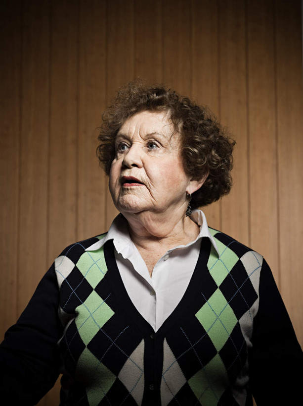 西方人,脸,头,脸颊,头发,一个人,竖图,室内,特写,白天,正面,欧洲,欧洲人,仅一个女性,仅一个人,服装,棕色,注视,休闲装,装饰品,衣服,饰品,首饰,观察,看,休闲,休闲服,摄影,服饰,仅一个老年女性,影棚,观看,耳坠,察看,关注,耳饰,老年女性,女人,女性,白种人,头部,卷发,脸部,脸蛋,面部,抬头,仰头,半身,彩图,影棚拍摄,拍摄,短发