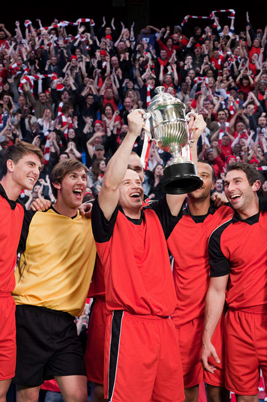 西方人,伙伴,朋友,观众,运动员,足球场,体育馆,运动场,站,举,笑,大笑,竖图,室外,白天,正面,运动服,兴奋,友谊,成功,胜利,合作,团队,草地,草坪,植物,欧洲,欧洲人,服装,欢呼,许多人,足球运动员,注视,休闲装,体育场,草,衣服,绿色,观察,看,托,站着,张嘴,一群人,休闲,休闲服,光彩,战略,服饰,观看,察看,喝彩,衣着,穿着,关注,荣誉,绿茵场,奖品,张大嘴巴,哈哈大笑,联合,合谋,运动馆,荣耀,衣饰,光荣,配合,协作,男人,男性,年轻男性,年轻女性,女人,女性,白种人,观赏人员,张开嘴,体育运动员,运动选手,举起,举手,举着,向上举,向上伸,向上托,站立,半身,彩图,高兴,狂笑,足球比赛场地,奖杯,运动装