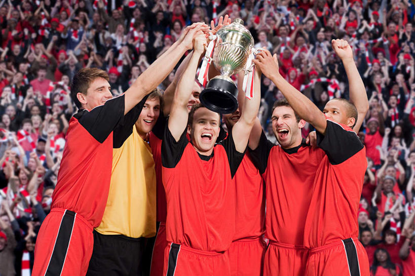 西方人,伙伴,朋友,观众,运动员,足球场,体育馆,运动场,站,举,笑,大笑,横图,室外,白天,正面,运动服,兴奋,友谊,成功,胜利,合作,团队,草地,草坪,植物,欧洲,欧洲人,服装,欢呼,许多人,足球运动员,注视,休闲装,体育场,草,衣服,绿色,观察,看,托,站着,张嘴,一群人,休闲,休闲服,光彩,战略,服饰,观看,察看,喝彩,衣着,穿着,关注,荣誉,绿茵场,奖品,张大嘴巴,哈哈大笑,联合,合谋,运动馆,荣耀,衣饰,光荣,配合,协作,男人,男性,年轻男性,年轻女性,女人,女性,白种人,观赏人员,张开嘴,体育运动员,运动选手,举起,举手,举着,向上举,向上伸,向上托,站立,半身,彩图,高兴,狂笑,足球比赛场地,奖杯,运动装