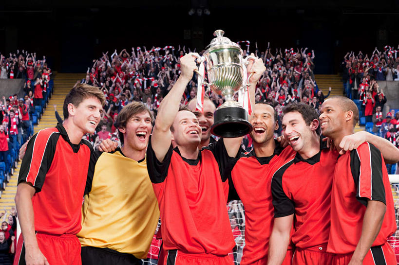 西方人,伙伴,朋友,观众,运动员,足球场,体育馆,运动场,站,举,笑,大笑,横图,室外,白天,正面,运动服,兴奋,友谊,成功,胜利,合作,团队,草地,草坪,植物,欧洲,欧洲人,服装,欢呼,许多人,足球运动员,注视,休闲装,体育场,草,衣服,绿色,观察,看,托,站着,张嘴,一群人,休闲,休闲服,光彩,战略,服饰,观看,察看,喝彩,衣着,穿着,关注,荣誉,绿茵场,奖品,张大嘴巴,哈哈大笑,联合,合谋,运动馆,荣耀,衣饰,光荣,配合,协作,男人,男性,年轻男性,年轻女性,女人,女性,白种人,观赏人员,张开嘴,体育运动员,运动选手,举起,举手,举着,向上举,向上伸,向上托,站立,半身,彩图,高兴,狂笑,足球比赛场地,奖杯,运动装