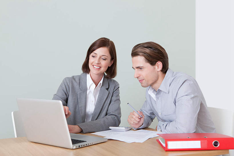 西方人,两个人,客厅,坐,笑,微笑,露齿笑,横图,室内,白天,正面,电脑,笔记本电脑,桌面,桌子,椅子,欧洲,欧洲人,服装,网络,木制,笔,材料,档案,文件,纸,木椅,墙,办公用品,注视,休闲装,通讯设备,墙壁,墙面,文具,一个,衣服,红色,白色,木制品,手稿,学习用品,资料,观察,看,休闲,休闲服,服饰,单个,观看,一台,文具用品,证明,察看,无线,起居室,关注,文档,通信设备,无线网络,销售员,文件架,无线上网,便携式电脑,资料架,文件框,文件座,资料档,资料座,客堂,手提电脑,男人,男性,年轻男性,年轻女性,女人,女性,白种人,坐着,半身,彩图