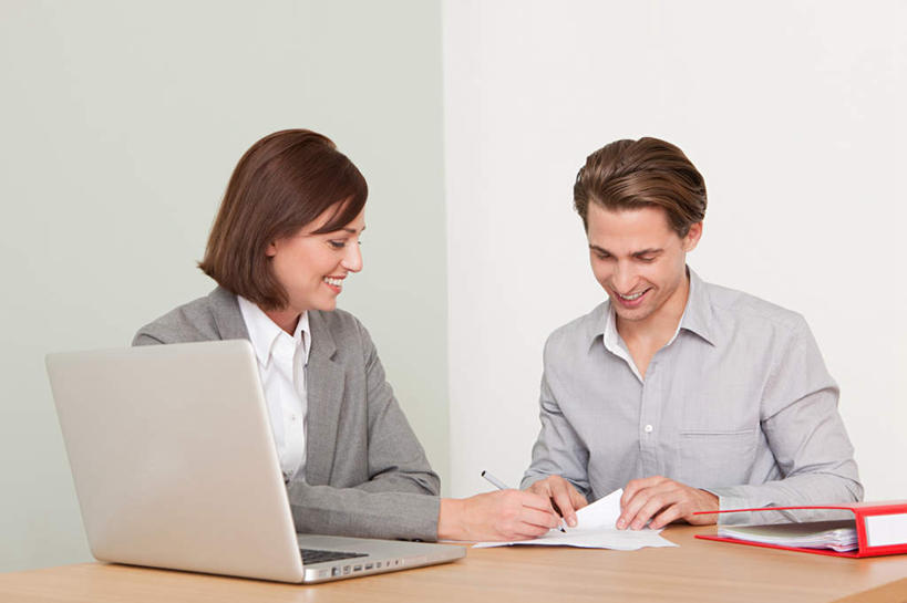 西方人,两个人,客厅,坐,笑,微笑,露齿笑,横图,室内,白天,正面,电脑,笔记本电脑,桌面,桌子,椅子,欧洲,欧洲人,握,服装,网络,木制,笔,材料,档案,文件,纸,木椅,墙,办公用品,拿,拿着,注视,休闲装,通讯设备,墙壁,墙面,文具,一个,衣服,红色,白色,木制品,手稿,学习用品,资料,观察,看,休闲,休闲服,握着,服饰,单个,观看,一台,文具用品,证明,察看,无线,起居室,书写,关注,文档,通信设备,无线网络,销售员,文件架,无线上网,便携式电脑,资料架,文件框,文件座,资料档,资料座,客堂,手提电脑,男人,男性,年轻男性,年轻女性,女人,女性,白种人,坐着,半身,彩图