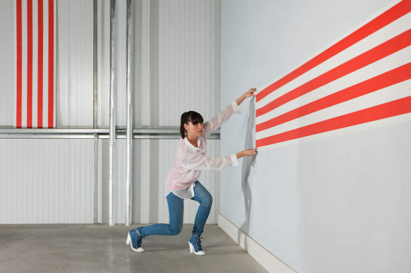 西方人,一个人,家,站,蹲,摸,横图,室内,白天,正面,壁纸,欧洲,欧洲人,仅一个年轻女性,仅一个女性,仅一个人,抚摸,服装,裤子,房屋,墙,屋子,注视,牛仔裤,休闲装,楼房,墙壁,墙面,住宅,衣服,红色,白色,观察,看,站着,休闲,休闲服,服饰,观看,察看,关注,年轻女性,女人,女性,白种人,墙纸,触摸,蹲着,接触,站立,彩图,全身,房子