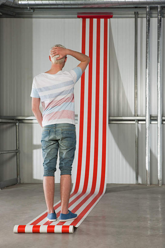 西方人,一个人,家,站,摸,竖图,室内,白天,壁纸,欧洲,欧洲人,仅一个男性,仅一个人,抚摸,服装,房屋,墙,屋子,注视,休闲装,楼房,墙壁,墙面,住宅,仅一个年轻男性,背面,衣服,红色,白色,观察,看,站着,休闲,休闲服,服饰,观看,察看,关注,男人,男性,年轻男性,白种人,墙纸,触摸,接触,站立,彩图,全身,房子