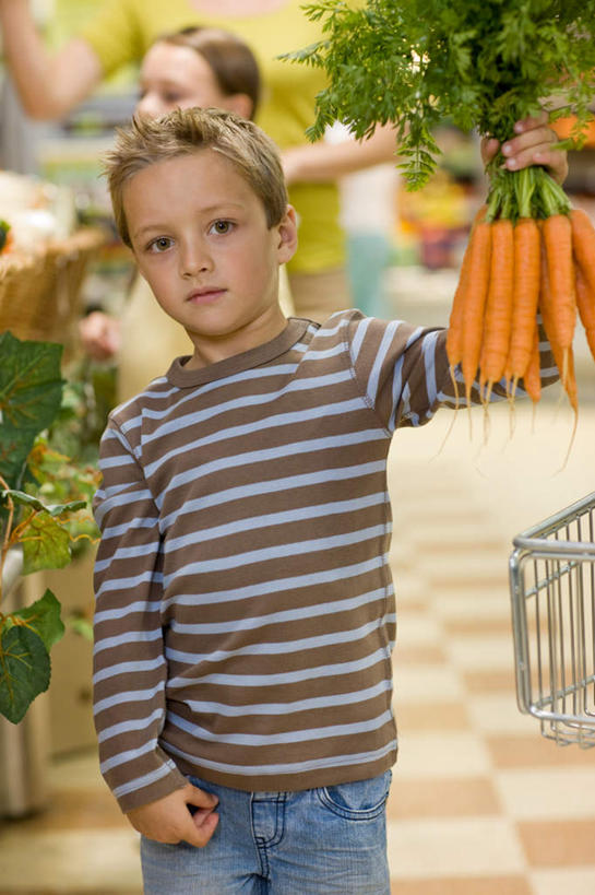 西方人,儿童,中年人,三个人,家庭,母亲,女儿,儿子,商店,站,笑,交叉,微笑,露齿笑,竖图,室内,白天,正面,购物,纯洁,消费,超市,竹子,萝卜,胡萝卜,蔬菜,叶子,购物车,欧洲,欧洲人,一堆,一辆,许多,指,阴影,堆叠,堆积,竹制,服装,朦胧,模糊,新鲜,编织,反射,篮子,影子,墙,食品,绿叶,注视,指点,休闲装,货架,架子,墙壁,墙面,车,食物,小孩,衣服,手推车,竹篮,观察,看,站着,休闲,温暖,温馨,母女,母子,一家人,休闲服,橙色,嫩叶,可爱,母爱,童年,童趣,金融,百货,服饰,便利店,有机食品,绿色食品,观看,竹条,堆,交织,和睦,察看,便利,竹制品,挑选,指向,存放,关注,载具,选择,陈列架,选购,贸易,童真,烂漫,无邪,快捷,血拼,零售店,方便,超市货架,采选,遴选,筛选,挑拣,挑撰,穿插,寄存,寄放,暂存,天真,男孩,男人,男性,女孩,女人,女性,中年女性,白种人,孩子,叶,叶片,红萝卜,甘荀,站立,半身,彩图,店铺,杂货店,杂货铺,融洽,男生,女生