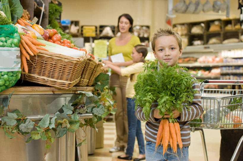 西方人,儿童,中年人,三个人,家庭,母亲,女儿,儿子,商店,站,笑,交叉,微笑,露齿笑,横图,室内,白天,正面,购物,纯洁,消费,超市,竹子,萝卜,胡萝卜,蔬菜,叶子,购物车,欧洲,欧洲人,一堆,一辆,许多,指,阴影,堆叠,堆积,竹制,服装,朦胧,模糊,新鲜,编织,反射,篮子,影子,墙,食品,绿叶,注视,指点,休闲装,货架,架子,墙壁,墙面,车,食物,小孩,衣服,手推车,竹篮,观察,看,站着,休闲,温暖,温馨,母女,母子,一家人,休闲服,橙色,嫩叶,可爱,母爱,童年,童趣,金融,百货,服饰,便利店,有机食品,绿色食品,观看,竹条,堆,交织,和睦,察看,便利,竹制品,挑选,指向,存放,关注,载具,选择,陈列架,选购,贸易,童真,烂漫,无邪,快捷,血拼,零售店,方便,超市货架,采选,遴选,筛选,挑拣,挑撰,穿插,寄存,寄放,暂存,天真,男孩,男人,男性,女孩,女人,女性,中年女性,白种人,孩子,叶,叶片,红萝卜,甘荀,站立,半身,彩图,店铺,杂货店,杂货铺,融洽,男生,女生