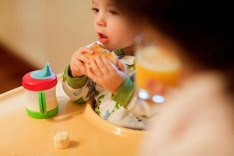 点心,面包,果汁,西方人,婴儿,儿童,中年人,家庭,母亲,坐,横图,室内,白天,侧面,婴儿服装,纯洁,杯子,椅子,欧洲,欧洲人,朦胧,模糊,奶瓶,橙汁,食品,面点,饮品,拿,拿着,注视,玻璃制品,食物,糕点,饮料,小孩,瓶子,容器,水杯,观察,看,温暖,温馨,一家人,可爱,母爱,童年,童趣,活泼,奶嘴,婴儿用品,观看,储藏,和睦,察看,甜橙,储存,关注,可口,宝宝,儿童椅,婴儿椅,童真,纯真,烂漫,无邪,宝宝餐椅,宝宝椅,儿童餐椅,婴儿高脚椅,母婴,适口,伶俐,天真,女人,女性,中年女性,白种人,孩子,玻璃杯,橙子,橙,坐着,半身,彩图,婴儿服,鹄壳,黄橙,黄果,金橙,金环,金球,糖橙,融洽,贮存,襁褓