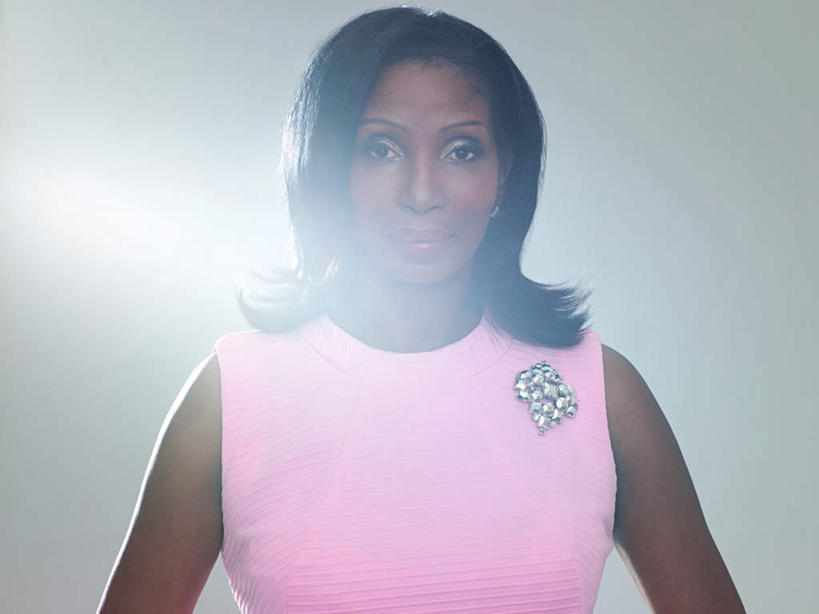 西方人,一个人,站,笑,微笑,横图,室内,白天,正面,裙子,珠宝,欧洲,非洲,黑人,欧洲人,仅一个女性,仅一个人,阴影,连衣裙,服装,装饰,光线,影子,胸花,注视,衣服,粉色,饰品,观察,看,站着,仅一个中年女性,摄影,服饰,影棚,观看,胸针,华丽,修饰,点缀,察看,衣着,穿着,关注,配饰,衬托,美观,雅致,雅观,衣饰,女人,女性,中年女性,非洲人,站立,半身,彩图,影棚拍摄,拍摄