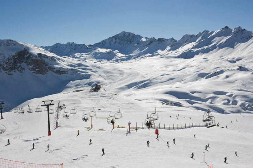 西方人,站,走,横图,室外,白天,正面,旅游,度假,美景,山,雪,雪山,大雪,法国,欧洲,欧洲人,阴影,服装,光线,滑雪,影子,冰,积雪,景观,山峰,雪景,冬季,冬天,山峦,许多人,注视,休闲装,娱乐,运动器械,缆车,衣服,蓝色,蓝天,天空,阳光,自然,交通工具,天,观察,看,站着,一群人,享受,休闲,休闲服,健身器械,景色,放松,寒冷,服饰,晴朗,观看,滑雪板,察看,冰冷,关注,自然风光,健身器材,滑雪装备,索道,万里无云,法兰西共和国,法兰西第五共和国,严寒,冰凉,酷寒,凛冽,凛凛,极冷,缆索铁路,伊泽尔省,男人,男性,年轻男性,年轻女性,女人,女性,中年男性,中年女性,白种人,晴空,晴空万里,步行,散步,站立,走路,半身,彩图,罗讷.阿尔卑斯,罗讷.阿尔卑斯大区,运动器材