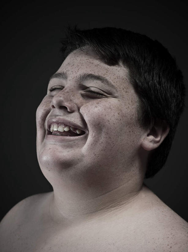 西方人,儿童,脸,头,脸颊,头发,一个人,闭眼,笑,微笑,露齿笑,竖图,室内,特写,白天,正面,纯洁,欧洲,欧洲人,仅一个男性,仅一个人,黑色背景,斑点,裸露,肩膀,小孩,黑色,仅一个小孩,可爱,童年,童趣,摄影,影棚,雀斑,裸,童真,烂漫,无邪,雀瘢,天真,男孩,男人,男性,白种人,孩子,头部,脸部,脸蛋,面部,闭眼睛,闭着眼,闭着眼睛,半身,彩图,影棚拍摄,拍摄,短发,男生