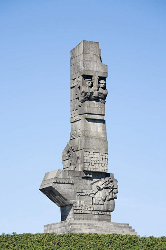 竖图,室外,白天,正面,旅游,度假,草地,草坪,植物,标志建筑,地标,建筑,雕塑,欧洲,波兰,阴影,艺术,装饰,光线,雕刻,雕像,影子,娱乐,建设,草,蓝色,绿色,蓝天,天空,阳光,工艺品,天,享受,休闲,旅游胜地,放松,晴朗,纪念,美术,主题,陈列,中欧,万里无云,省会,功能,美学,波兰共和国,格但斯克,波美拉尼亚,波美拉尼亚省,晴空,晴空万里,半身,彩图