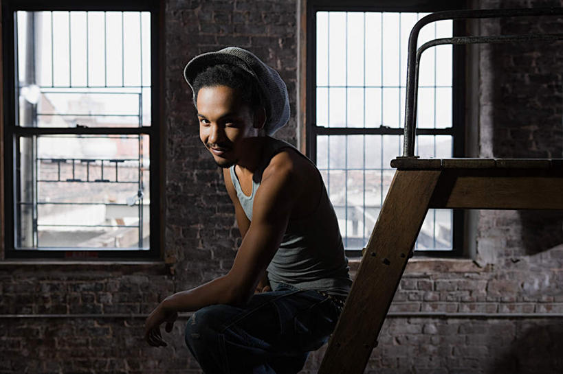 西方人,一个人,栏杆,坐,笑,攀登,微笑,露齿笑,横图,室内,白天,侧面,窗户,帽子,欧洲,非洲,黑人,欧洲人,仅一个男性,仅一个人,服装,梯子,阶梯,墙,围栏,扭头,注视,休闲装,礼帽,护栏,玻璃窗,墙壁,墙面,仅一个年轻男性,衣服,观察,看,转头,休闲,休闲服,爬,服饰,观看,上升,察看,关注,人字梯,登高,男人,男性,年轻男性,非洲人,攀爬,坐着,半身,彩图