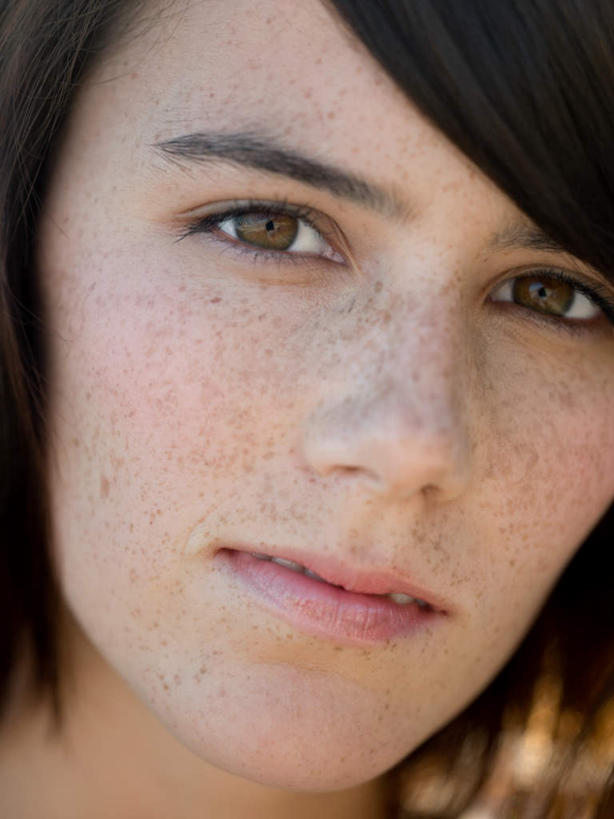 西方人,脸,头,眼睛,脸颊,眉毛,睫毛,头发,一个人,笑,微笑,竖图,室外,特写,白天,正面,旅游,度假,美景,欧洲,欧洲人,瞳孔,仅一个年轻女性,仅一个女性,仅一个人,斑点,景观,注视,娱乐,黑色,自然,观察,看,享受,休闲,景色,放松,眼部,观看,察看,雀斑,关注,自然风光,雀瘢,年轻女性,女人,女性,白种人,头部,直发,睫,脸部,脸蛋,眉,面部,眼,眼睫毛,眼眉,半身,彩图,短发,眼眉毛