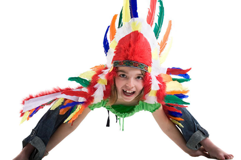 西方人,儿童,一个人,站,横图,彩色,室内,白天,白色背景,正面,纯洁,羽毛,欧洲,欧洲人,仅一个女性,仅一个人,撑,服装,轻盈,柔软,装饰,头巾,注视,休闲装,小孩,衣服,观察,看,站着,张嘴,仅一个小孩,休闲,休闲服,可爱,童年,童趣,摄影,服饰,影棚,观看,五颜六色,华丽,修饰,色彩斑斓,点缀,察看,撑着,关注,五彩缤纷,张大嘴巴,童真,烂漫,无邪,轻柔,衬托,美观,雅致,雅观,五彩斑斓,五光十色,天真,女孩,女人,女性,白种人,孩子,张开嘴,站立,半身,彩图,影棚拍摄,拍摄,女生