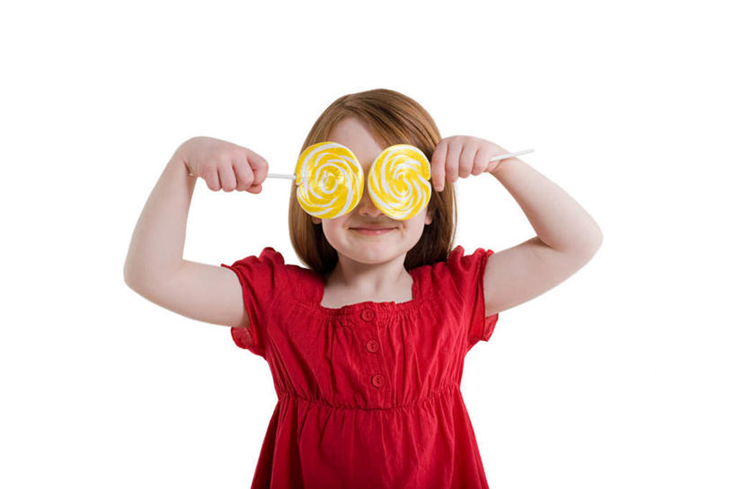 西方人,儿童,一个人,站,横图,室内,白天,白色背景,正面,裙子,纯洁,欧洲,欧洲人,仅一个女性,仅一个人,握,连衣裙,服装,棒棒糖,食品,糖,糖果,甜点,甜品,拿,拿着,食物,两个,小孩,衣服,红色,甜食,站着,仅一个小孩,可爱,童年,童趣,握着,遮,遮掩,摄影,服饰,影棚,掩盖,遮挡,衣着,穿着,童真,烂漫,无邪,遮盖,掩饰,衣饰,天真,女孩,女人,女性,白种人,孩子,站立,半身,彩图,影棚拍摄,拍摄,女生