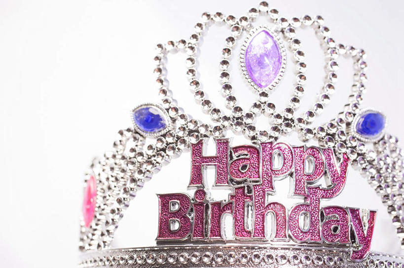 无人,横图,室内,特写,白天,白色背景,正面,静物,皇冠,庆祝,装饰,英文,标志,文字,字符,字母,标识,摄影,影棚,英文字母,华丽,修饰,庆贺,点缀,权威,宝石,高贵,祝贺,衬托,美观,雅致,雅观,一顶,权力,统治,王冠,彩图,影棚拍摄,拍摄