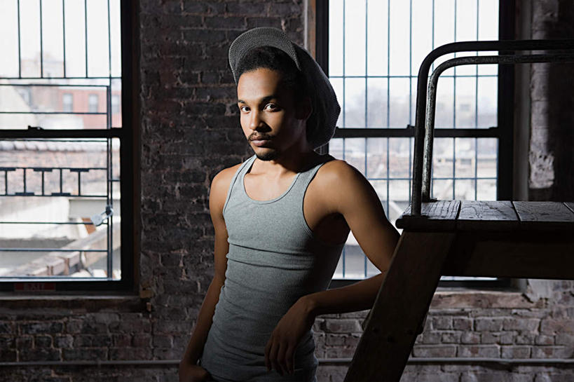 西方人,一个人,栏杆,站,攀登,横图,室内,白天,正面,窗户,帽子,欧洲,非洲,黑人,欧洲人,仅一个男性,仅一个人,服装,梯子,阶梯,墙,围栏,注视,休闲装,运动帽,护栏,玻璃窗,墙壁,墙面,仅一个年轻男性,衣服,观察,看,靠,靠着,倚靠,站着,休闲,休闲服,爬,鸭舌帽,搭,服饰,观看,上升,察看,倚着,搭着,关注,人字梯,登高,男人,男性,年轻男性,非洲人,攀爬,站立,半身,彩图