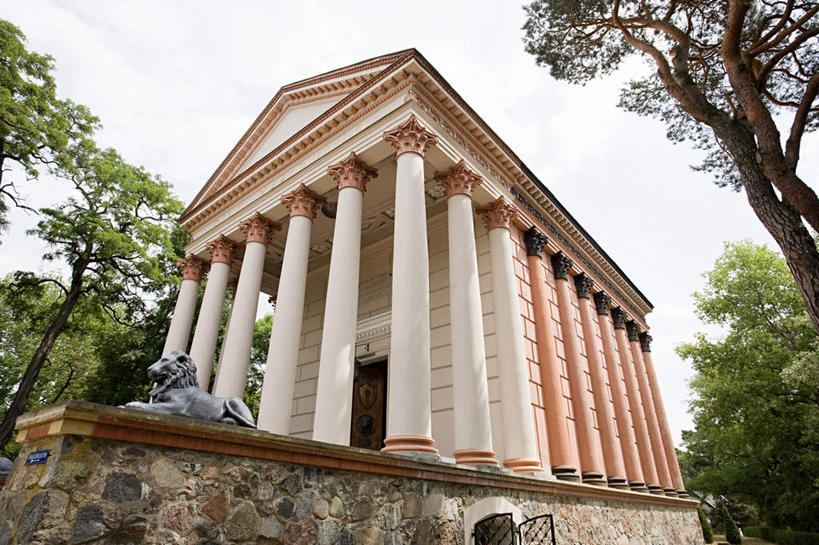 无人,宫殿,横图,室外,白天,仰视,旅游,度假,草地,草坪,名胜古迹,植物,标志建筑,地标,建筑,欧洲,波兰,一排,许多,阴影,遗迹,整齐,光线,影子,柱子,古迹,文物,娱乐,建设,古建筑,草,树,树木,排列,蓝色,绿色,蓝天,天空,阳光,自然,天,享受,休闲,墓地,旅游胜地,放松,生长,晴朗,成长,坟墓,陵墓,队列,坟场,古文明,中欧,万里无云,首府,波兰共和国,波兹南,波兹南省,晴空,晴空万里,彩图,低角度拍摄