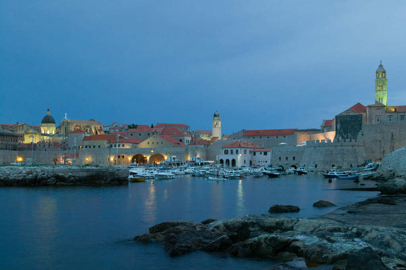 无人,家,教堂,横图,室外,夜晚,正面,度假,河流,美景,水,城市风光,城市,欧洲,克罗地亚,阴影,节日,光线,影子,房屋,屋子,河水,景观,水流,灯光,文化,娱乐,楼房,住宅,祈祷,享受,休闲,健康,景色,放松,许愿,宗教,信仰,纪念,祈求,信念,克罗地亚共和国,达尔马提亚,达尔马提亚群岛,平安,彩图,房子,大教堂,礼拜堂