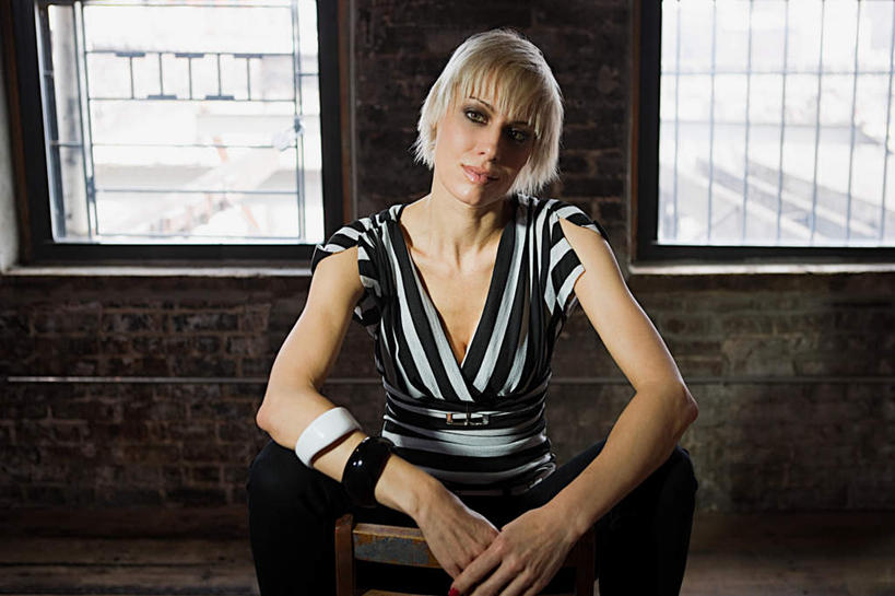 西方人,一个人,栏杆,坐,横图,室内,白天,正面,窗户,欧洲,欧洲人,仅一个女性,仅一个人,握,服装,朦胧,模糊,栅栏,墙,篱笆,围栏,注视,休闲装,护栏,玻璃窗,墙壁,墙面,衣服,手链,观察,看,仅一个中年女性,休闲,休闲服,握着,服饰,转身,观看,张开双腿,察看,关注,展开双腿,女人,女性,中年女性,白种人,坐着,半身,彩图,伸展双腿