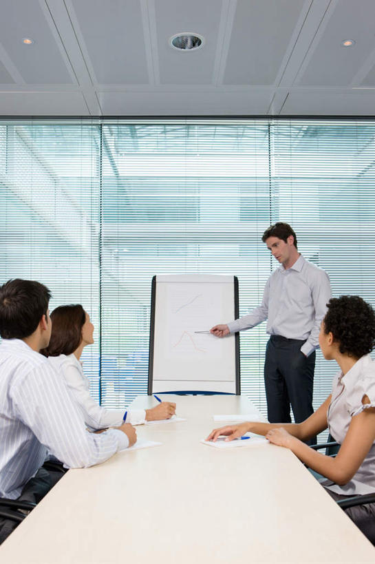 东方人,西方人,四个人,同事,商务人士,商务男性,商务女性,办公室,站,坐,笑,说,微笑,露齿笑,竖图,室内,白天,正面,衬衫,讨论,成功,合作,团队,集体,信心,窗户,家具,落地窗,桌子,欧洲,欧洲人,亚洲,一块,握,套装,朦胧,模糊,笔,材料,档案,文件,纸,办公桌,办公用品,拿,拿着,扭头,注视,黄种人,队伍,玻璃窗,文具,手稿,学习用品,黑板,资料,观察,看,站着,转头,教学,握着,观看,文具用品,证明,察看,领导,双手插袋,成就,关注,文档,插袋,商务装,手插袋,合伙,领袖,工薪阶层,办公家具,双手抄兜,双手放兜,耐磨,教学黑板,交流,男人,男性,年轻男性,年轻女性,女人,女性,中年男性,白种人,亚洲人,白领,上班族,插兜,沟通,讲话,交谈,两手抄兜,两手放兜,商讨,手插兜,手放口袋,说话,谈话,站立,坐着,半身,彩图,衬衣,手抄兜