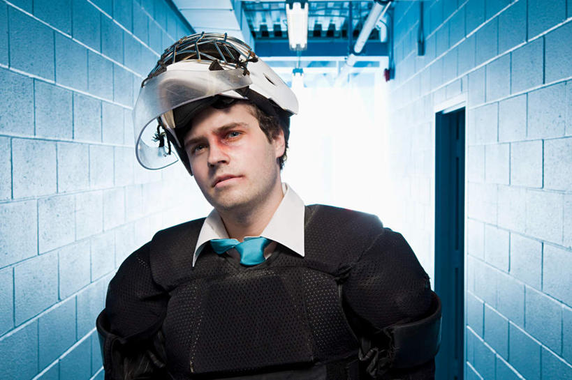 西方人,一个人,商务人士,商务男性,站,横图,室内,白天,正面,衬衫,安全,帽子,欧洲,欧洲人,仅一个男性,仅一个人,阴影,套装,反射,头盔,影子,墙,防护,领带,注视,墙壁,墙面,仅一个年轻男性,蓝色,安全帽,观察,看,站着,观看,保护,察看,关注,保险,商务装,工薪阶层,保全,周全,安稳,安定,一顶,损伤,平安,男人,男性,年轻男性,白种人,白领,上班族,站立,半身,彩图,衬衣