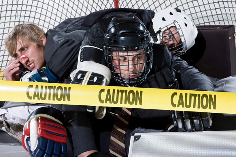 西方人,三个人,伙伴,朋友,商务人士,商务男性,体育馆,运动场,横图,室内,白天,正面,衬衫,锻炼,快乐,友谊,安全,比赛,运动,合作,团队,竞争,曲棍球,帽子,欧洲,欧洲人,套装,盔甲,头盔,防护,冰球,冰上曲棍球,注视,娱乐,运动器械,体育场,安全帽,观察,看,趴着,休闲,健身器械,战略,观看,保护,察看,体育运动,关注,保险,商务装,防御,健身器材,工薪阶层,铠甲,联合,合谋,运动馆,防具,防卫,班迪球,配合,平安,体育,协作,男人,男性,年轻男性,白种人,白领,上班族,趴,半身,彩图,衬衣,健身,运动器材,甲胄