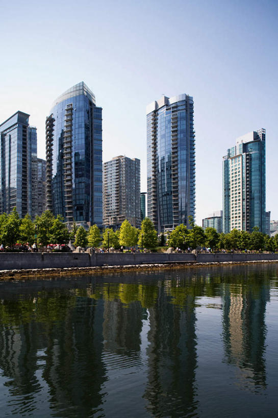 无人,高楼大厦,竖图,室外,白天,正面,度假,湖,湖泊,美景,水,植物,城市风光,城市,大厦,建筑,摩天大楼,加拿大,湖面,景观,水流,水面,娱乐,树,树木,蓝色,绿色,蓝天,天空,自然,湖水,天,享受,休闲,景色,放松,生长,晴朗,成长,北美,北美洲,美洲,万里无云,北亚美利加洲,亚美利加洲,卑诗省,不列颠哥伦比亚,不列颠哥伦比亚省,温哥华,晴空,晴空万里,彩图,大楼,高层建筑,高楼,摩天楼