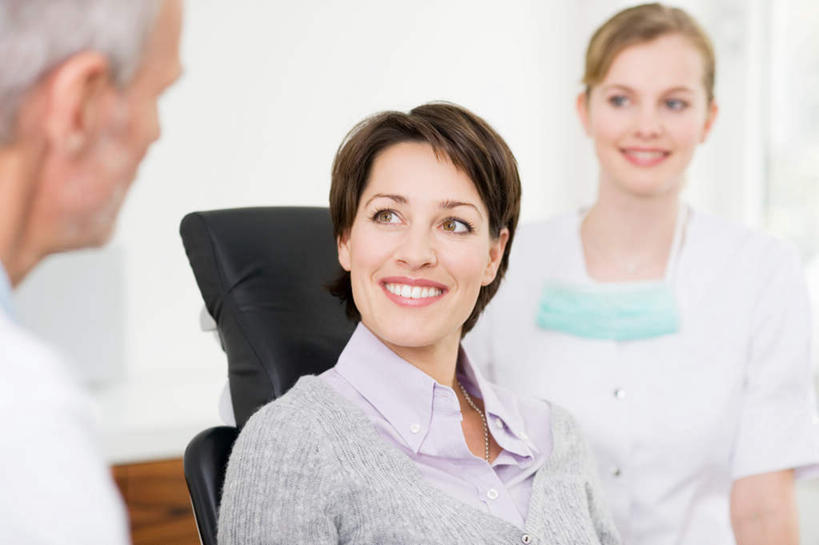 西方人,三个人,医生,病人,站,坐,笑,微笑,露齿笑,横图,室内,白天,正面,工作服,制服,椅子,欧洲,欧洲人,阴影,朦胧,模糊,反射,分离,影子,墙,过滤,分开,注视,墙壁,墙面,两个,白色,口罩,观察,看,站着,医护人员,医疗人员,隔断,遮掩,观看,隔离,察看,卫生,掩盖,遮挡,白大褂,关注,净化,病患,间隔,预防,遮盖,防尘,掩饰,断绝,隔开,屏蔽,屏绝,远离,中断,阻遏,阻隔,工作制服,老年男性,年轻女性,女人,女性,中年女性,白种人,大夫,患者,就医者,站立,坐着,半身,彩图,工作套服