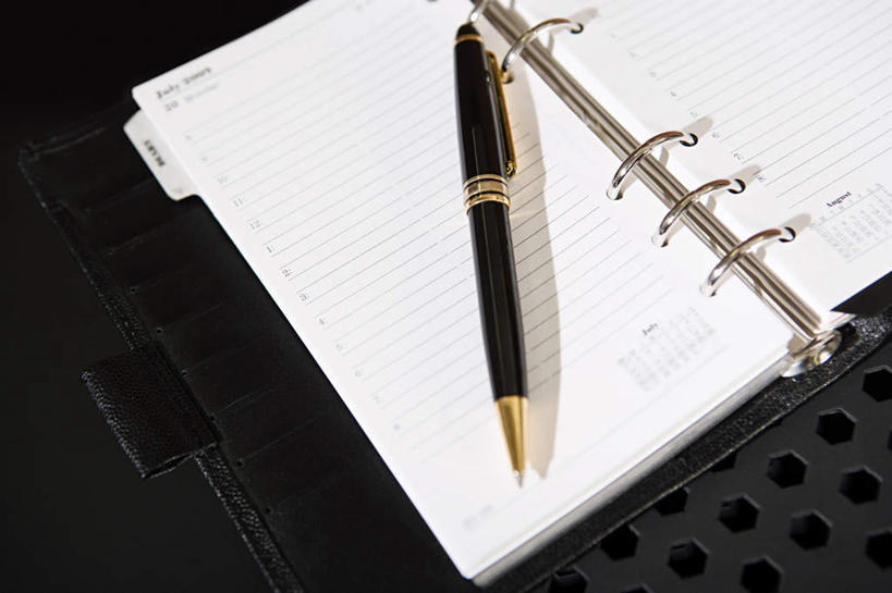 无人,横图,俯视,室内,特写,白天,桌面,桌子,静物,木制,笔,办公用品,钢笔,记事本,文具,本子,笔记本,木制品,学习用品,文具用品,彩图,高角度拍摄