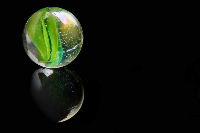 无人,横图,俯视,室内,特写,白天,游戏,静物,玩具,阴影,黑色背景,反射,影子,玩,娱乐,弹珠,一个,绿色,休闲,益智,摄影,影棚,单个,活动,发泄,消遣,欣赏,智力,弹球,宣泄,美观,玩耍,嬉戏,彩图,高角度拍摄,影棚拍摄,拍摄