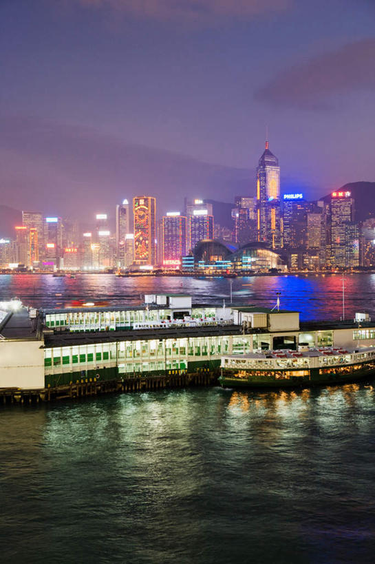 无人,高楼大厦,竖图,彩色,室外,夜晚,正面,度假,办公楼,湖,湖泊,美景,水,城市风光,城市,大厦,建筑,摩天大楼,霓虹灯,写字楼,夜景,香港,中国,亚洲,湖面,景观,水流,水面,灯光,七彩,娱乐,光源,霓虹,灯,倒影,楼宇,湖水,享受,休闲,商务楼,景色,放松,港,倒映,照明设备,东亚,香港特别行政区,港澳台,中华人民共和国,氖灯,反照,彩图,大楼,高层建筑,高楼,摩天楼