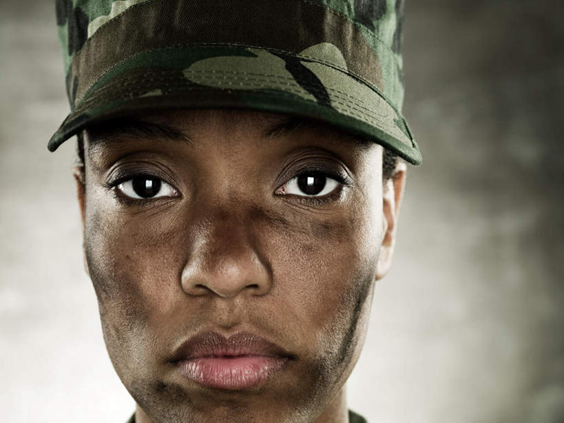 西方人,脸,头,眼睛,脸颊,眉毛,睫毛,一个人,横图,室内,特写,白天,正面,帽子,欧洲,欧洲人,瞳孔,仅一个年轻女性,仅一个女性,仅一个人,注视,观察,看,眼部,摄影,军帽,肮脏,影棚,观看,察看,关注,邋遢,龌龊,污秽,年轻女性,女人,女性,白种人,头部,睫,脸部,脸蛋,眉,面部,眼,眼睫毛,眼眉,半身,彩图,影棚拍摄,拍摄,眼眉毛