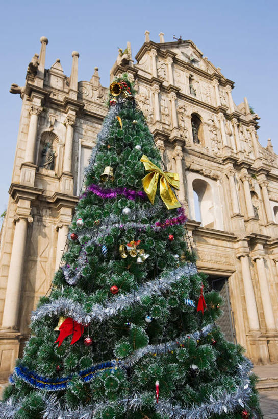 无人,教堂,竖图,室外,白天,仰视,旅游,度假,石头,名胜古迹,植物,标志建筑,地标,建筑,澳门,中国,亚洲,阴影,节日,遗迹,装饰,光线,挂饰,石子,丝绸,丝带,影子,圣诞树,缎带,圣诞球,古迹,文化,文物,娱乐,建设,古建筑,废墟,绸带,球,树,树木,蓝色,绿色,蓝天,天空,阳光,自然,天,祈祷,享受,休闲,健康,球体,旅游胜地,放松,许愿,宗教,信仰,生长,晴朗,成长,纪念,华丽,修饰,祈求,点缀,基督教,天主教,信念,古文明,东亚,万里无云,港澳台,中华人民共和国,衬托,美观,雅致,雅观,澳门特别行政区,澳,平安,石块,岩石,晴空,晴空万里,彩图,低角度拍摄,大教堂,礼拜堂