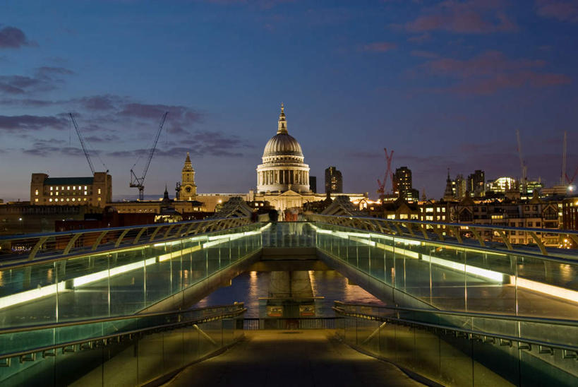 无人,家,教堂,横图,室外,白天,正面,旅游,度假,名胜古迹,日落,标志建筑,大桥,地标,建筑,立交桥,路灯,桥梁,照明,英国,欧洲,伦敦,阴影,节日,遗迹,光线,影子,房屋,屋子,晚霞,霞光,云,云朵,落日,高架,斜拉桥,桥,灯光,首都,云彩,古迹,文化,文物,娱乐,建设,古建筑,楼房,圣保罗大教堂,住宅,灯,蓝色,白云,蓝天,天空,黄昏,天,祈祷,享受,休闲,健康,旅游胜地,彩霞,放松,许愿,宗教,信仰,晴朗,纪念,祈求,照亮,基督教,照明设备,西欧,天主教,大不列颠,信念,古文明,世界文化遗产,大不列颠及北爱尔兰联合王国,大不列颠联合王国,日不落英帝国,雾都,夕照,千禧桥,伦敦千禧桥,平安,晴空,夕阳,彩图,房子,大教堂,礼拜堂,斜阳