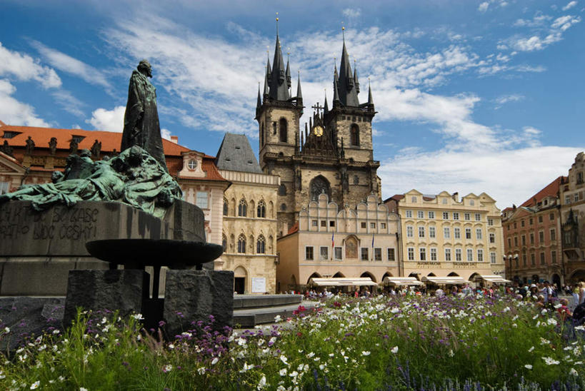 无人,家,教堂,横图,室外,白天,正面,旅游,度假,花海,花圃,名胜古迹,植物,标志建筑,地标,建筑,叶子,雕塑,欧洲,捷克,阴影,节日,遗迹,艺术,装饰,盛开,光线,雕刻,雕像,影子,房屋,屋子,云,云朵,公寓,首都,花蕾,云彩,古迹,文化,文物,娱乐,建设,古建筑,洋房,楼房,住宅,花,花瓣,花朵,花卉,鲜花,蓝色,绿色,白云,蓝天,天空,阳光,工艺品,花丛,花束,花田,天,花苞,花蕊,祈祷,享受,休闲,健康,旅游胜地,放松,许愿,宗教,信仰,晴朗,纪念,祈求,美术,基督教,天主教,主题,陈列,信念,古文明,中欧,捷克共和国,旧城广场,布拉格广场,功能,美学,布拉格,瓦茨拉夫广场,布拉格旧城广场,布拉格老城广场,提恩教堂,平安,晴空,彩图,房子,大教堂,礼拜堂