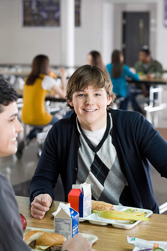 点心,面包,牛奶,西方人,儿童,背部,伙伴,朋友,学生,餐厅,坐,笑,微笑,露齿笑,竖图,室内,白天,正面,烹饪,西餐,友谊,餐桌,桌子,餐具,欧洲,非洲,黑人,欧洲人,握,服装,朦胧,模糊,碟子,盘,墙,三明治,料理,食品,面点,饮品,许多人,营养,注视,休闲装,菜肴,美食,墙壁,墙面,食物,糕点,饮料,小孩,衣服,白色,盘子,碟,快餐,观察,看,一群人,休闲,食堂,同学,休闲服,西式,握着,服饰,佳肴,餐台,观看,察看,乳制品,奶,牛乳,校友,关注,西式快餐,三文治,同窗,学友,安神,友情,男孩,男人,男性,女孩,女人,女性,白种人,非洲人,坐着,半身,彩图,餐馆,饭店,饭馆,男生,女生