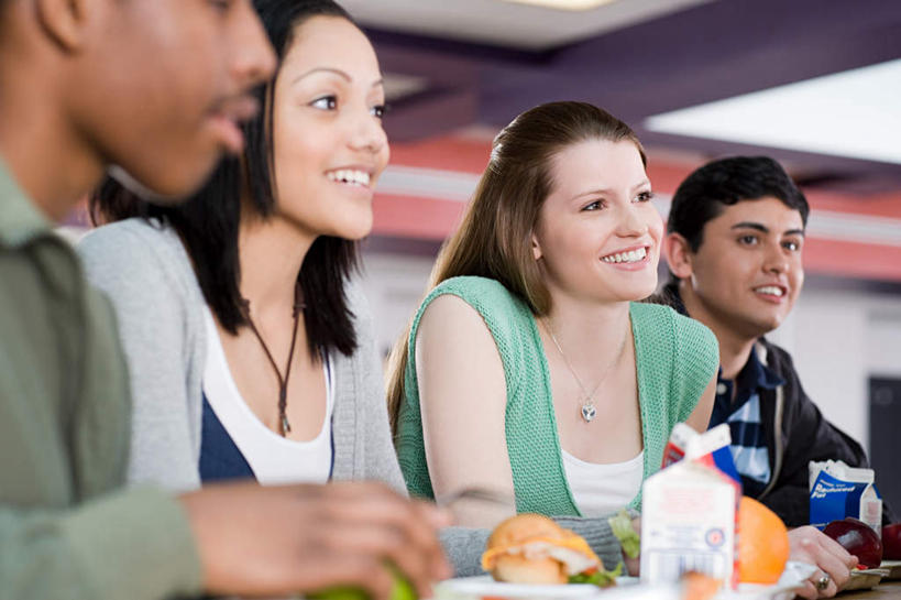 牛奶,西方人,四个人,伙伴,朋友,学生,餐厅,坐,笑,微笑,露齿笑,横图,室内,白天,正面,烹饪,西餐,友谊,餐桌,桌子,柑橘,餐具,水果,项链,欧洲,欧洲人,两条,握,阴影,服装,朦胧,模糊,新鲜,光线,碟子,盘,影子,灯光,生食,三明治,料理,食品,果实,饮品,营养,注视,休闲装,菜肴,美食,装饰品,食物,饮料,衣服,盘子,饰品,首饰,碟,快餐,观察,看,休闲,食堂,同学,休闲服,西式,握着,服饰,佳肴,有机食品,绿色食品,餐台,观看,察看,乳制品,奶,牛乳,校友,关注,西式快餐,三文治,同窗,学友,安神,友情,男人,男性,年轻男性,年轻女性,女人,女性,白种人,橘子,桔子,橙子,橙,坐着,半身,彩图,餐馆,饭店,饭馆