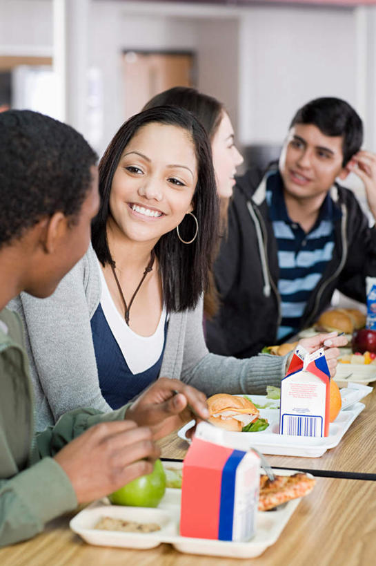 牛奶,西方人,四个人,伙伴,朋友,餐厅,坐,笑,说,微笑,露齿笑,竖图,室内,白天,正面,烹饪,讨论,西餐,友谊,餐桌,桌子,苹果,餐具,水果,欧洲,非洲,黑人,欧洲人,服装,朦胧,模糊,新鲜,碟子,盘,纸盒,墙,生食,三明治,料理,食品,果实,饮品,营养,扭头,注视,休闲装,菜肴,美食,墙壁,墙面,盒子,食物,饮料,衣服,绿色,白色,包装盒,盘子,碟,快餐,观察,看,转头,休闲,食堂,同学,休闲服,西式,服饰,佳肴,有机食品,绿色食品,餐台,观看,察看,乳制品,奶,牛乳,校友,关注,西式快餐,三文治,同窗,学友,安神,交流,友情,男人,男性,年轻男性,年轻女性,女人,女性,白种人,非洲人,沟通,讲话,交谈,商讨,说话,谈话,坐着,半身,彩图,餐馆,饭店,饭馆