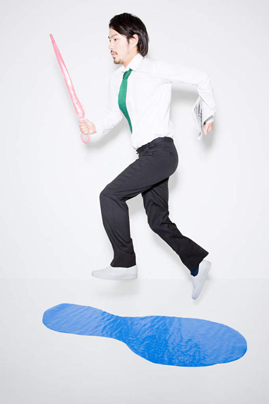 东方人,一个人,商务人士,商务男性,走,竖图,室内,白天,白色背景,侧面,衬衫,亚洲,仅一个男性,仅一个人,一把,握,套装,伞,雨伞,塑胶,领带,注视,黄种人,阳伞,仅一个年轻男性,蓝色,垫子,观察,看,握着,摄影,塑胶制品,影棚,观看,察看,关注,商务装,工薪阶层,水坑,男人,男性,年轻男性,亚洲人,白领,上班族,步行,走路,彩图,全身,影棚拍摄,衬衣,拍摄