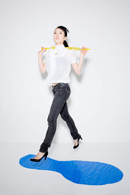 东方人,一个人,走,笑,微笑,露齿笑,竖图,室内,白天,白色背景,正面,高跟鞋,时尚,鞋子,亚洲,仅一个年轻女性,仅一个女性,仅一个人,一把,一双,握,服装,伞,雨伞,塑胶,注视,休闲装,黄种人,阳伞,衣服,蓝色,垫子,观察,看,休闲,休闲服,握着,摄影,服饰,塑胶制品,影棚,观看,察看,关注,时髦,时兴,水坑,年轻女性,女人,女性,亚洲人,步行,走路,彩图,全身,影棚拍摄,拍摄