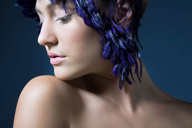 西方人,脸,头,脸颊,一个人,站,笑,微笑,横图,室内,特写,白天,正面,羽毛,欧洲,欧洲人,仅一个年轻女性,仅一个女性,仅一个人,阴影,蓝色背景,轻盈,柔软,装饰,反射,头巾,影子,扭头,注视,裸露,肩膀,紫色,观察,看,站着,转头,摄影,影棚,观看,华丽,修饰,点缀,察看,关注,裸,轻柔,衬托,美观,雅致,雅观,尤物,年轻女性,女人,女性,白种人,头部,脸部,脸蛋,面部,站立,半身,彩图,影棚拍摄,拍摄,佳丽,丽人,美人