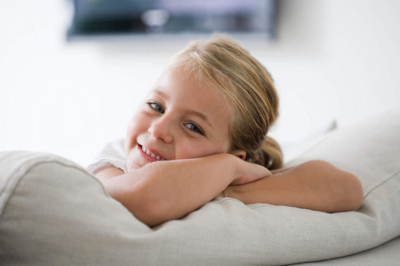 西方人,儿童,一个人,客厅,笑,微笑,露齿笑,横图,室内,白天,正面,纯洁,靠垫,沙发,欧洲,欧洲人,仅一个女性,仅一个人,服装,朦胧,模糊,墙,靠枕,注视,休闲装,墙壁,墙面,小孩,衣服,垫子,枕头,观察,看,趴着,仅一个小孩,休闲,休闲服,可爱,童年,童趣,服饰,观看,察看,起居室,关注,布艺沙发,童真,烂漫,无邪,客堂,天真,女孩,女人,女性,白种人,孩子,趴,半身,彩图,女生