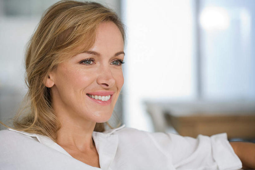 西方人,脸,头,脸颊,一个人,客厅,坐,笑,微笑,露齿笑,横图,室内,特写,白天,正面,窗户,沙发,欧洲,欧洲人,仅一个女性,仅一个人,服装,朦胧,模糊,墙,注视,休闲装,肩膀,玻璃窗,墙壁,墙面,衣服,白色,观察,看,仅一个中年女性,休闲,休闲服,金色,服饰,观看,察看,起居室,关注,布艺沙发,客堂,女人,女性,中年女性,白种人,头部,长发,卷发,脸部,脸蛋,面部,坐着,半身,彩图