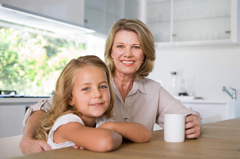 西方人,儿童,老年人,两个人,家庭,祖母,坐,抱,笑,微笑,露齿笑,横图,室内,白天,正面,纯洁,植物,厨房,窗户,柜子,桌面,桌子,杯子,欧洲,欧洲人,握,服装,木制,陶瓷,墙,陶瓷制品,储物柜,拿,拿着,注视,休闲装,玻璃窗,墙壁,墙面,树,树木,小孩,衣服,绿色,自然,马克杯,木制品,水杯,观察,看,休闲,温暖,温馨,一家人,休闲服,可爱,童年,童趣,握着,服饰,生长,奶奶,成长,抱着,观看,祖孙,和睦,察看,搂着,储存,关注,童真,烂漫,无邪,外婆,外孙女,外祖母,储备,蕴藏,贮备,天真,老年女性,女孩,女人,女性,白种人,孩子,孙女,怀抱,搂,搂抱,相抱,拥抱,坐着,半身,彩图,灶间,融洽,贮存,女生