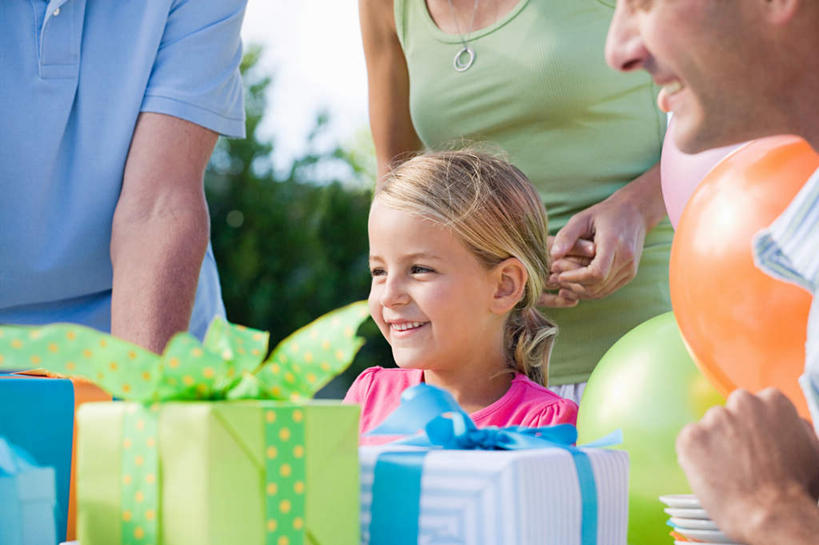 西方人,儿童,中年人,老年人,四个人,夫妻,母亲,父亲,女儿,祖母,祖父,三代同堂,站,坐,笑,微笑,露齿笑,横图,室外,白天,正面,爱情,纯洁,植物,礼盒,礼物,欧洲,欧洲人,握,服装,朦胧,模糊,装饰,纸盒,塑料,浪漫,拿,拿着,注视,休闲装,祖孙三代,盒子,树,树木,小孩,衣服,绿色,自然,包装盒,气球,塑料制品,礼品盒,观察,看,站着,休闲,温暖,温馨,父女,母女,休闲服,橡胶,恩爱,父爱,可爱,母爱,童年,童趣,握着,恋人,服饰,礼品,生长,奶奶,爷爷,成长,观看,祖孙,华丽,修饰,点缀,和睦,察看,关注,童真,橡胶制品,烂漫,无邪,外婆,外孙女,外祖母,外公,外祖父,衬托,美观,雅致,雅观,天真,老年男性,老年女性,男人,男性,女孩,女人,女性,中年男性,中年女性,白种人,孩子,夫妇,情侣,全家福,孙女,站立,坐着,半身,彩图,伴侣,融洽,女生,爸爸,多代同堂,妈妈