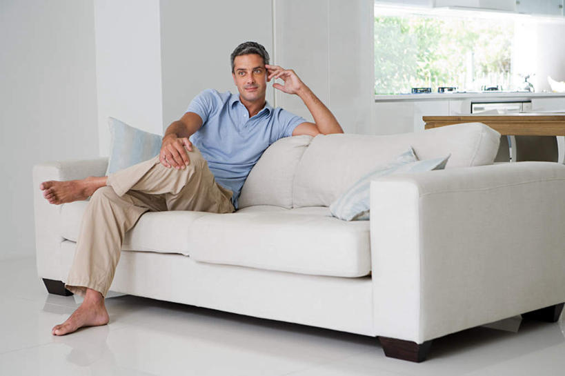 西方人,腿部,脚,脚趾,脚趾甲,腿,一个人,客厅,坐,笑,微笑,露齿笑,横图,室内,白天,正面,窗户,靠垫,沙发,欧洲,欧洲人,仅一个男性,仅一个人,仅一个中年男性,撑,服装,墙,靠枕,二郎腿,注视,休闲装,光脚,玻璃窗,墙壁,墙面,衣服,白色,垫子,枕头,观察,看,休闲,赤脚,休闲服,服饰,观看,察看,起居室,撑着,关注,布艺沙发,客堂,男人,男性,中年男性,白种人,脚指甲,坐着,半身,彩图