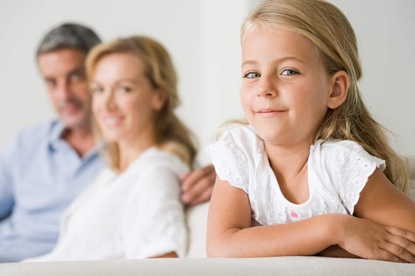 西方人,儿童,三个人,家庭,夫妻,母亲,父亲,女儿,坐,抱,笑,微笑,露齿笑,横图,室内,白天,正面,爱情,纯洁,沙发,欧洲,欧洲人,服装,朦胧,模糊,墙,浪漫,扭头,注视,休闲装,墙壁,墙面,小孩,衣服,白色,观察,看,转头,休闲,温暖,温馨,父女,母女,三口之家,一家人,休闲服,恩爱,父爱,可爱,母爱,童年,童趣,恋人,服饰,抱着,观看,和睦,察看,搂着,关注,布艺沙发,童真,烂漫,无邪,天真,男人,男性,年轻男性,年轻女性,女孩,女人,女性,白种人,孩子,年轻人,夫妇,情侣,搂,搂抱,坐着,半身,彩图,伴侣,融洽,女生