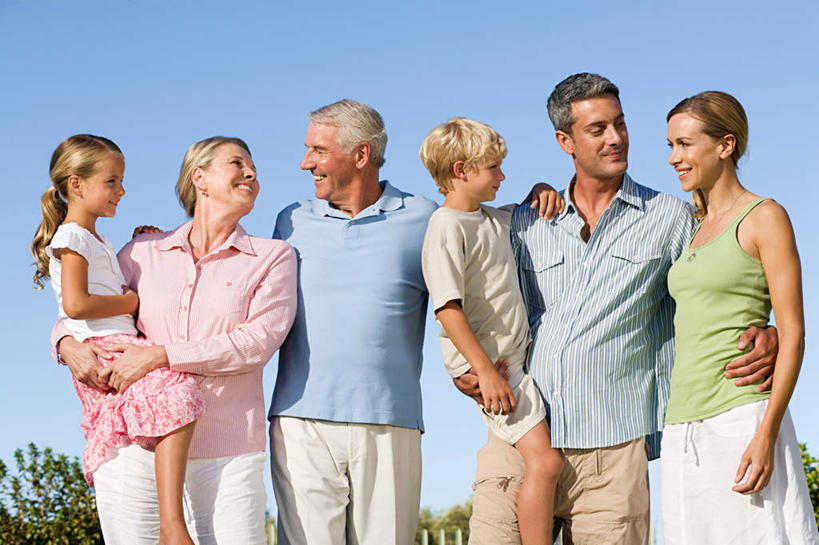 西方人,儿童,老年人,母亲,父亲,女儿,祖母,祖父,三代同堂,站,抱,笑,微笑,露齿笑,横图,室外,白天,正面,裙子,纯洁,草地,草坪,植物,欧洲,欧洲人,服装,许多人,扭头,注视,休闲装,长裙,祖孙三代,草,小孩,衣服,蓝色,绿色,蓝天,天空,天,观察,看,站着,转头,一群人,休闲,温暖,温馨,父女,母女,休闲服,父爱,可爱,母爱,童年,童趣,服饰,晴朗,奶奶,爷爷,抱着,观看,祖孙,半身裙,和睦,察看,搂着,关注,童真,烂漫,无邪,外婆,外孙女,外祖母,外公,外祖父,外孙,万里无云,外孙子,天真,老年男性,老年女性,男孩,男人,男性,年轻男性,年轻女性,女孩,女人,女性,白种人,孩子,年轻人,全家福,孙女,孙子,晴空,晴空万里,搂,搂抱,站立,半身,彩图,融洽,男生,女生,爸爸,多代同堂,妈妈